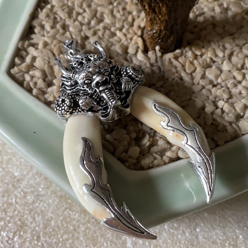 Antique dog teeth with engraved  dragon pendent - Picture 3 of 7